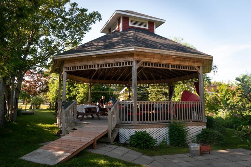 Complexe D'Hebergement La Maison Touristique Dugas Caraquet Exterior photo