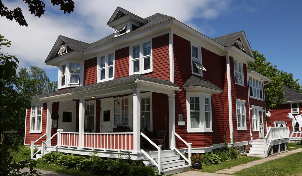 Complexe D'Hebergement La Maison Touristique Dugas Caraquet Exterior photo